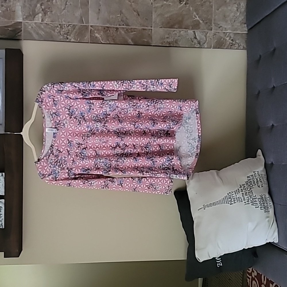 NWT Medium Lularoe Lynnae Shirt